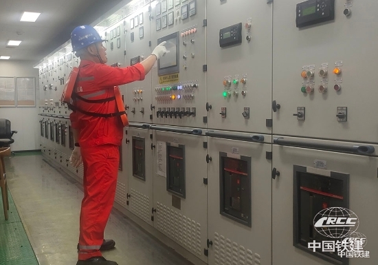 王小華正在開展系統(tǒng)維護(吳世蒙 攝).jpg