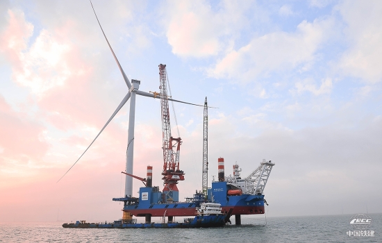 申能海南項(xiàng)目部最后一臺(tái)風(fēng)機(jī)安裝完成(張俊輝 攝).jpg