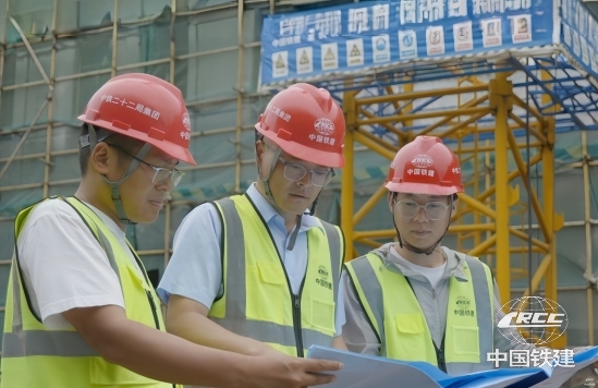 蔡汶翰(左2)與技術(shù)團隊現(xiàn)場核圖攻堅(龔雪萍 供圖).jpg