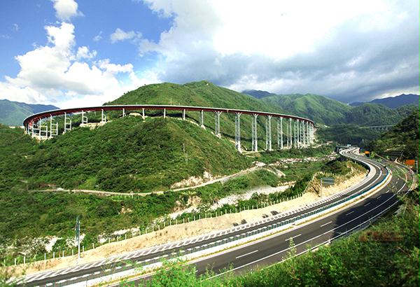 003 23局承建四川雅(安)瀘(沽)高速公路干海子特大橋是世界最長(zhǎng)全鋼管混凝土桁架梁橋;最高的鋼管混凝土格構(gòu)橋墩、組合橋墩、混合橋橋墩;同類結(jié)構(gòu)中每聯(lián)最長(zhǎng)的連續(xù)結(jié)構(gòu);第一次全面采用鋼纖維鋼管混凝土施工。獲2013年“四川省優(yōu)質(zhì)工程天府杯”金獎(jiǎng)。.jpg