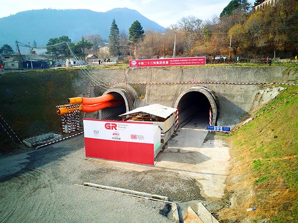 005 2017年11月19日,由中鐵23局承建的格魯吉亞現(xiàn)代化鐵路t9隧道全長(zhǎng)8.5公里,是該國(guó)歷史上最長(zhǎng)的隧道。格魯吉亞現(xiàn)代化鐵路是其境內(nèi)最長(zhǎng)的鐵路,也是格魯吉亞重要的基礎(chǔ)設(shè)施改建工程。建成通車(chē)后,它將成為一帶一路“渝新歐”國(guó)際鐵路聯(lián)運(yùn)大通道的必經(jīng)之路。.JPG