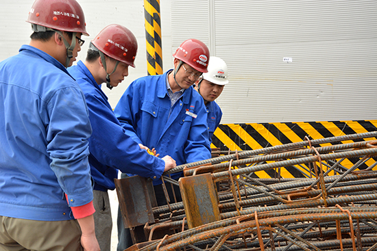 李傳營(右2)在現(xiàn)場檢查鋼格柵質量.JPG